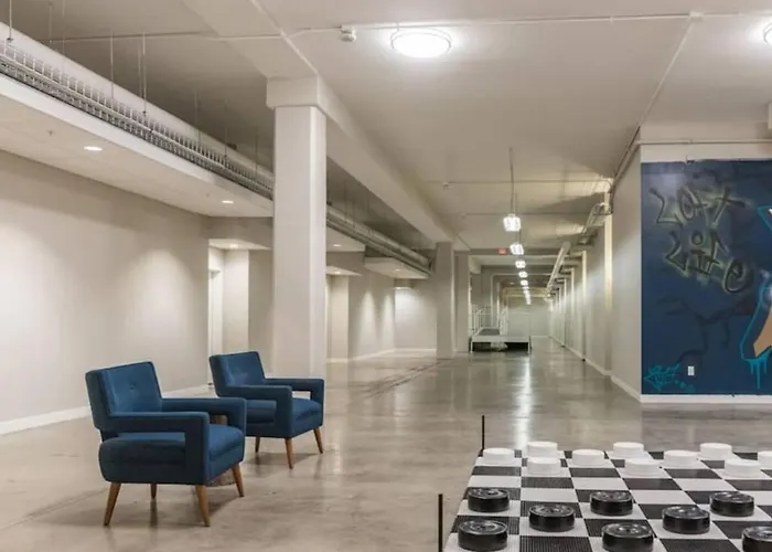 Large 1 Bed Apt In The Heart Of Downtown